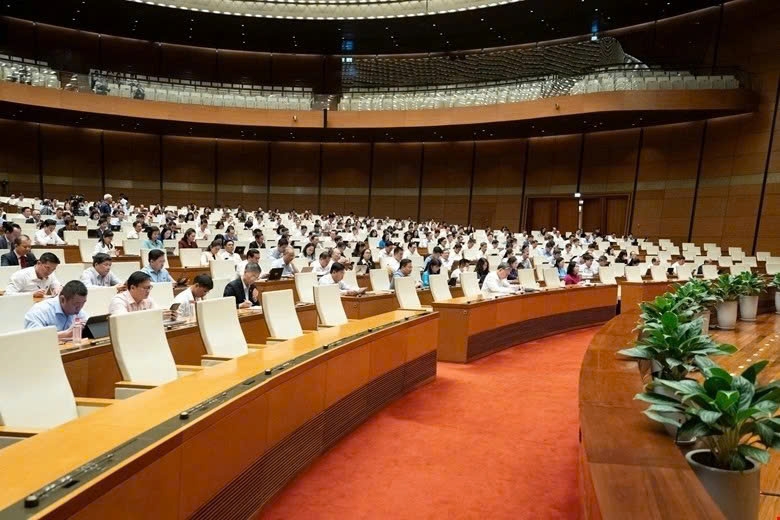 Lawmakers approve expanded power for Hanoi under revised Capital Law